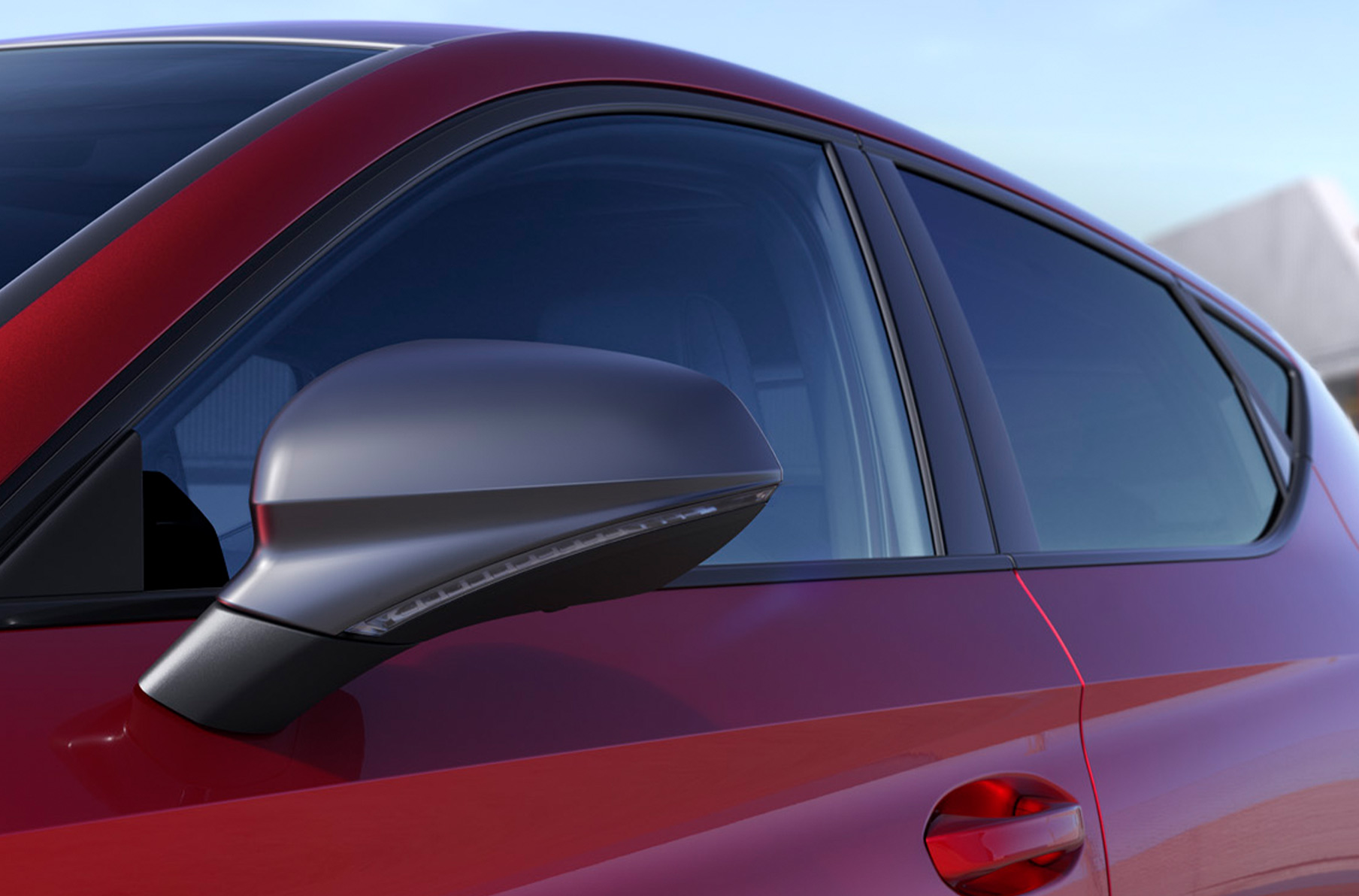 SEAT León color rojo Desire con fundas de los retrovisores de fibra de carbono