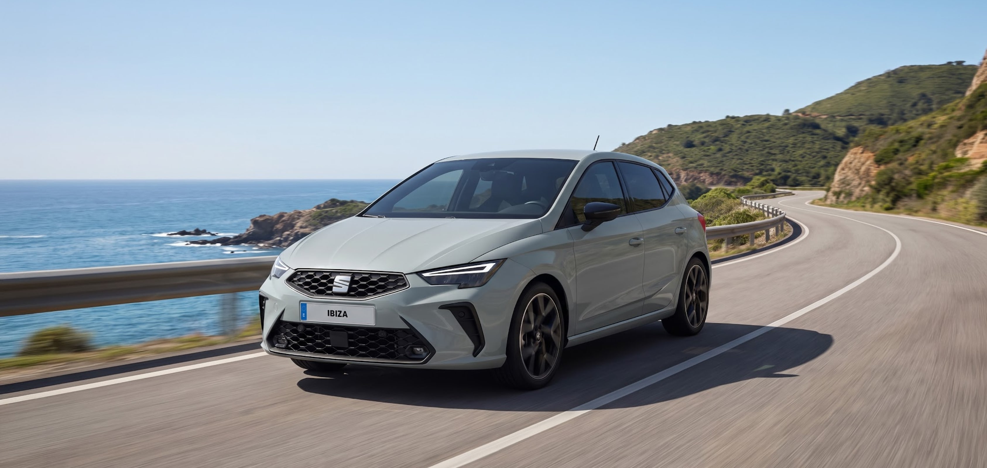 Vista completa de un SEAT Ibiza 2026 de color rojo, aparcado al aire libre