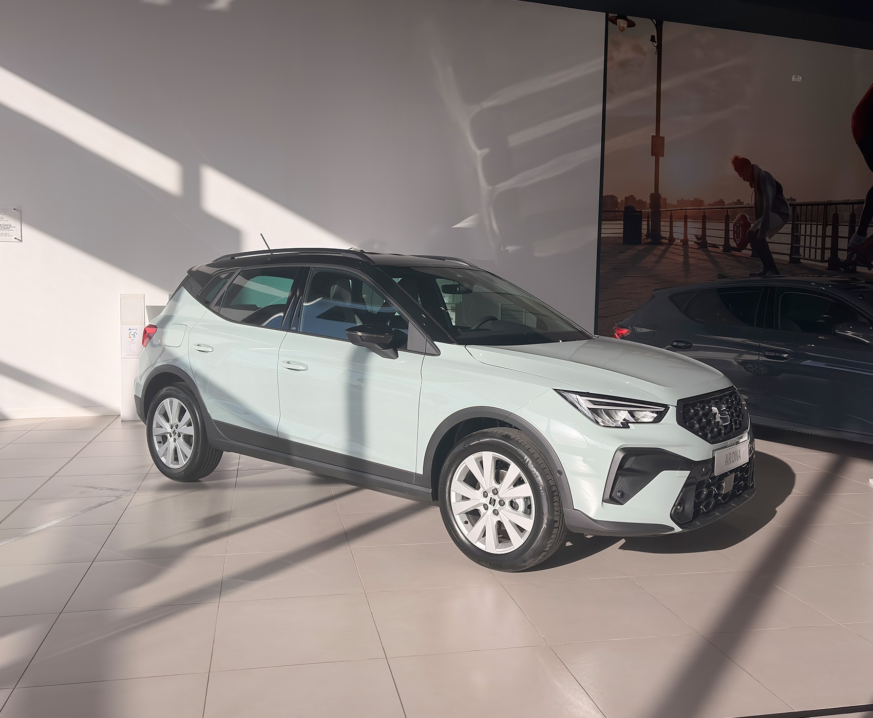 Vista completa de un SEAT Arona 2026 aparcado al aire libre.