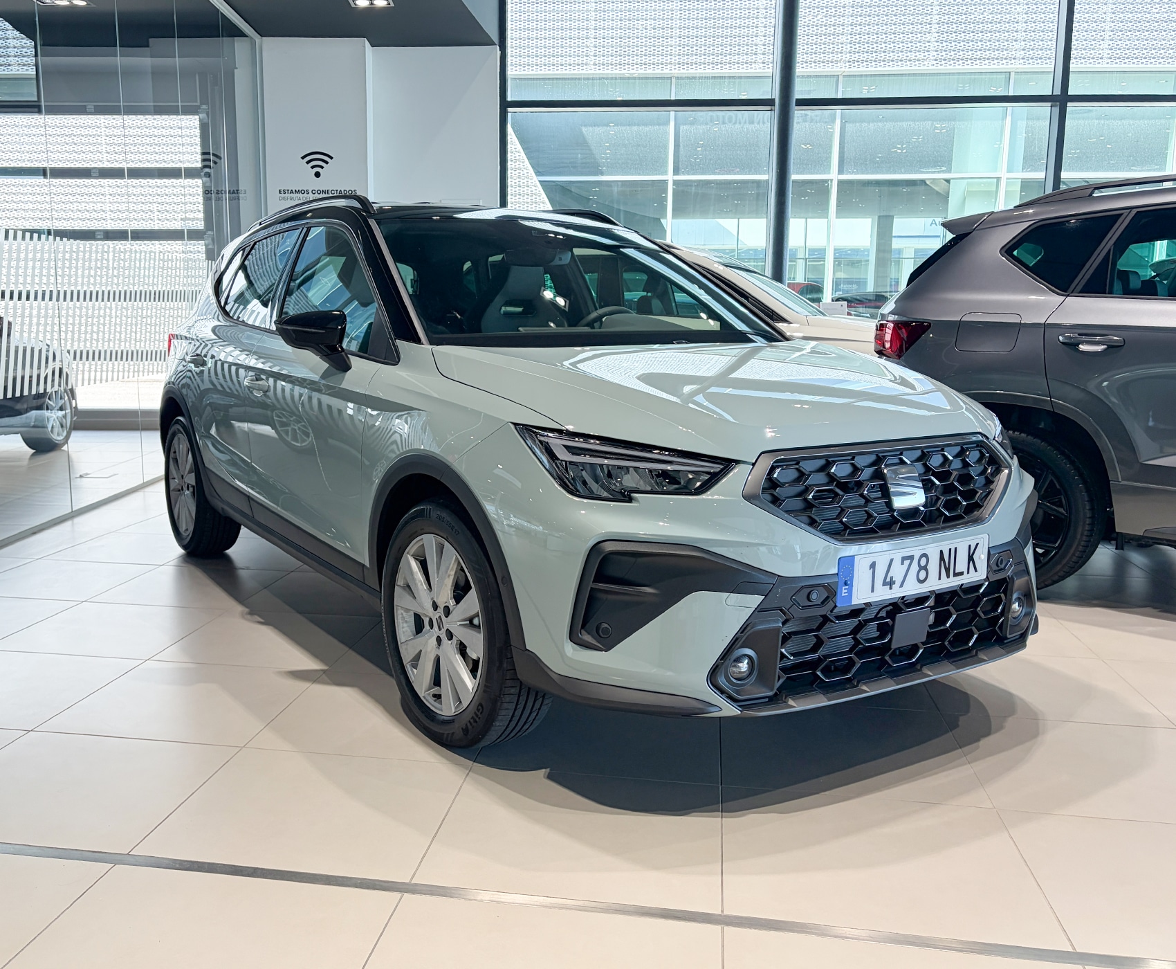Vista completa de un SEAT Arona 2026 aparcado al aire libre.