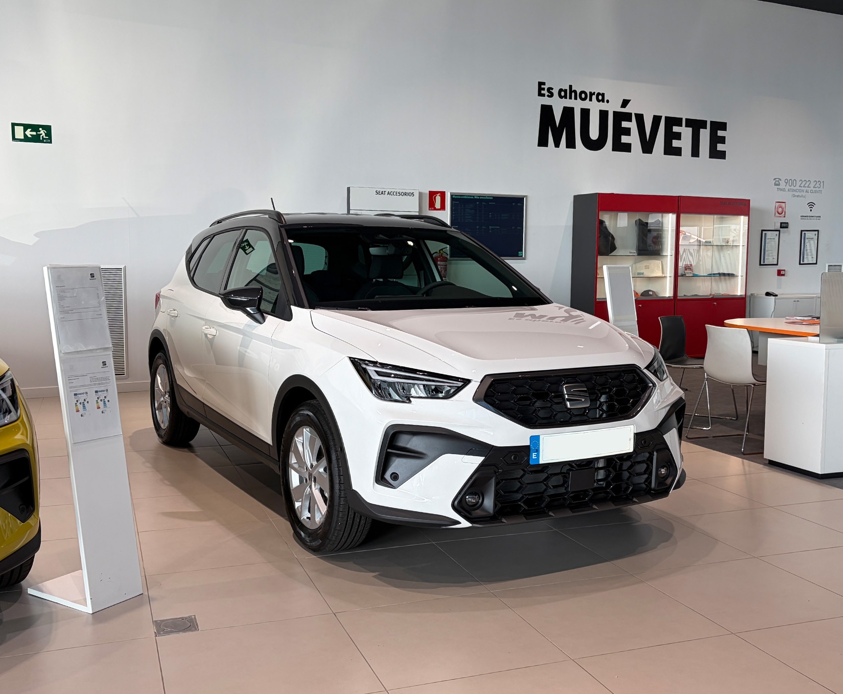 Vista completa de un SEAT Arona 2026 aparcado al aire libre.