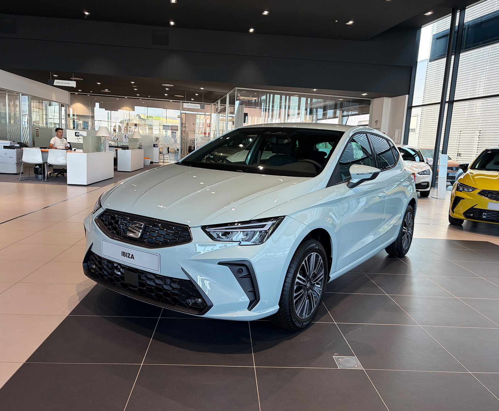 Vista completa de un SEAT Ibiza 2026 de color rojo, aparcado al aire libre