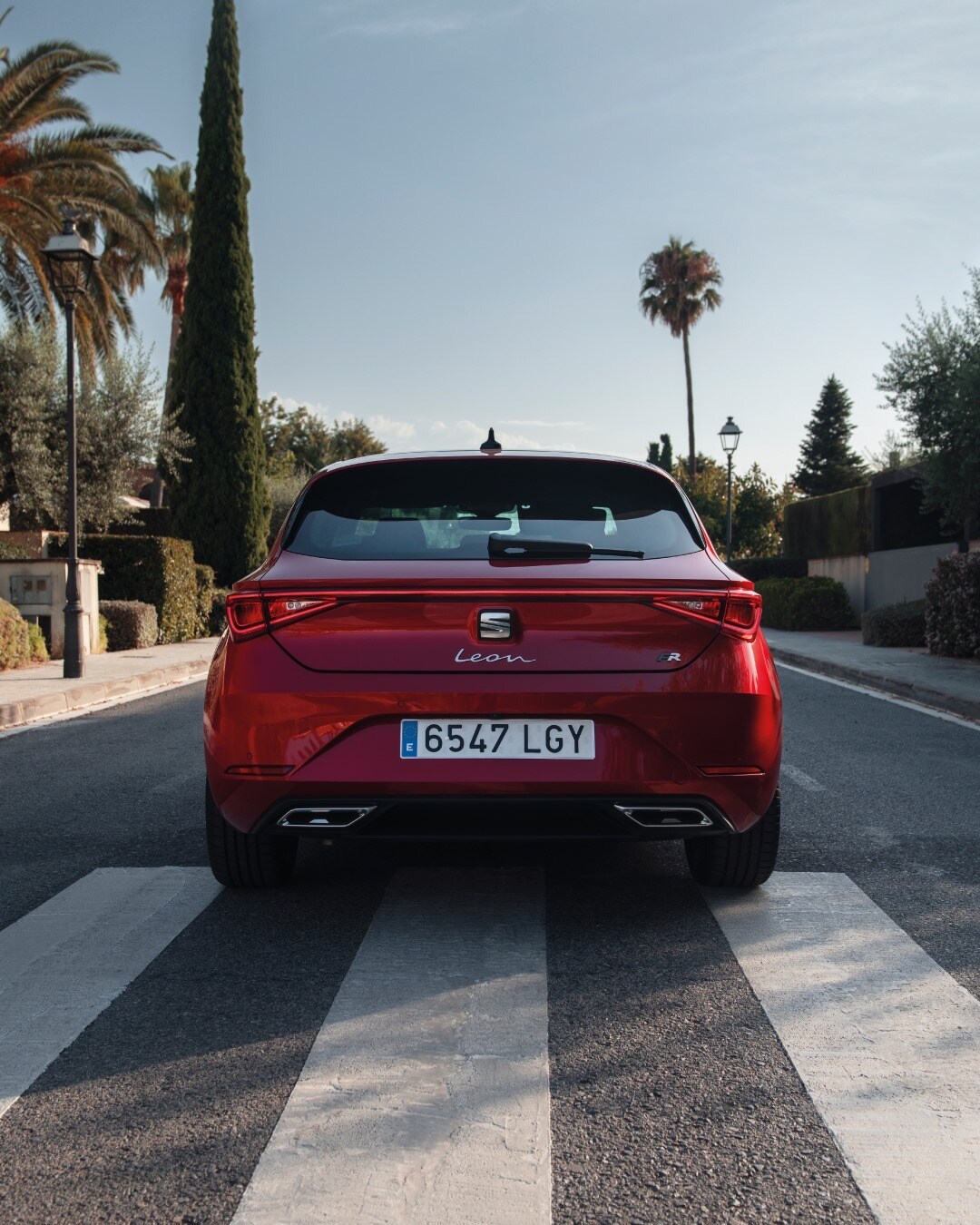 La UE trabaja de la mano con los Estados miembros al mismo tiempo que establece reglamentos comunes con el fin de reducir la cifra de siniestralidad vial. Una de las bases para alcanzar este objetivo es la incorporación de nueve sistemas de asistencia al conductor (ADAS por sus siglas en inglés) en los turismos y furgonetas a partir de julio de 2022.   Se estima que con la incorporación de ADAS como equipamiento obligatorio en los versículos se logrará evitar 25.000 muertes en la carretera y 140.000 heridos graves en los próximos 15 años. Las últimas cifras registradas en carreteras europeas en 2020 indican que 18.800 personas perdieron la vida en las carreteras, una cifra de un 17% inferior a la de 2019 pero hay que tener en cuenta que hubo menos movilidad por la pandemia.  Los ADAS ayudan a minimizar posibles errores humanos que causan la mayor parte de los siniestros viales. Las asistencias de conducción están conformadas por un conjunto de sistemas que ayudan al usuario en la carretera a través de sensores, ópticas y dispositivos de captación que recogen la información del entorno del vehículo y la procesan, avisando y actuando para proteger a los ocupantes y al resto de usuarios de la vía.