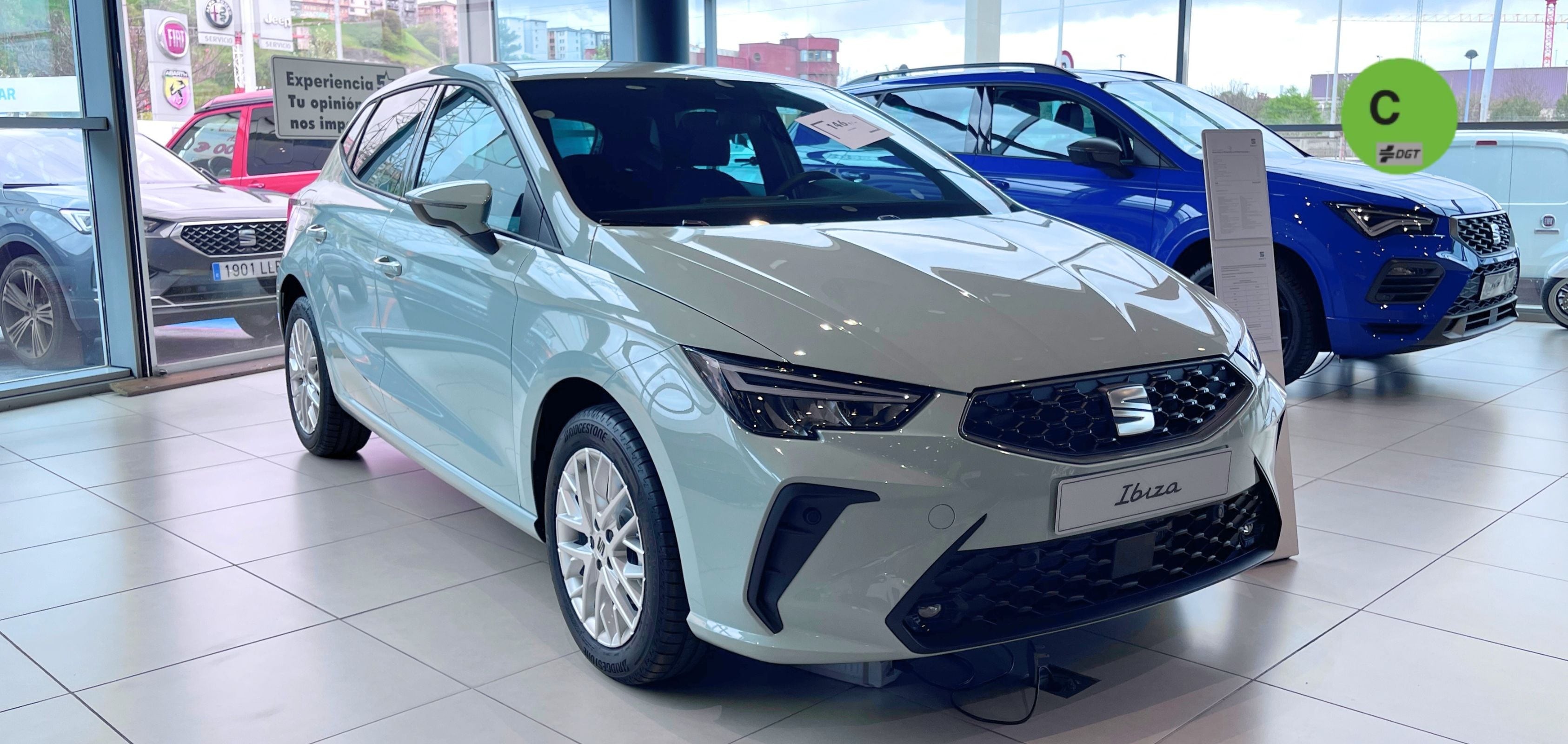 Vista completa de un SEAT Ibiza 2026 de color rojo, aparcado al aire libre