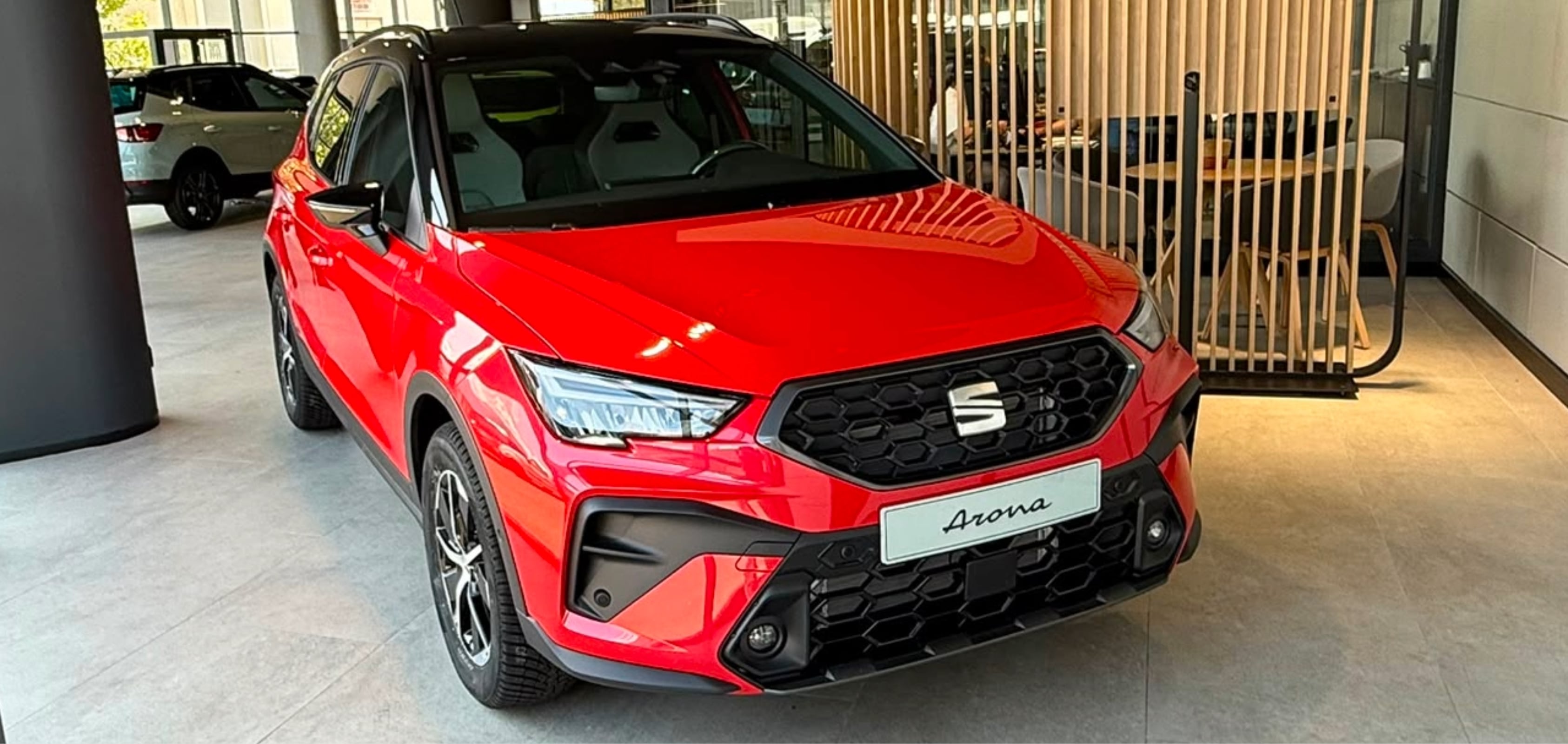 Vista completa de un SEAT Arona 2026 aparcado al aire libre.
