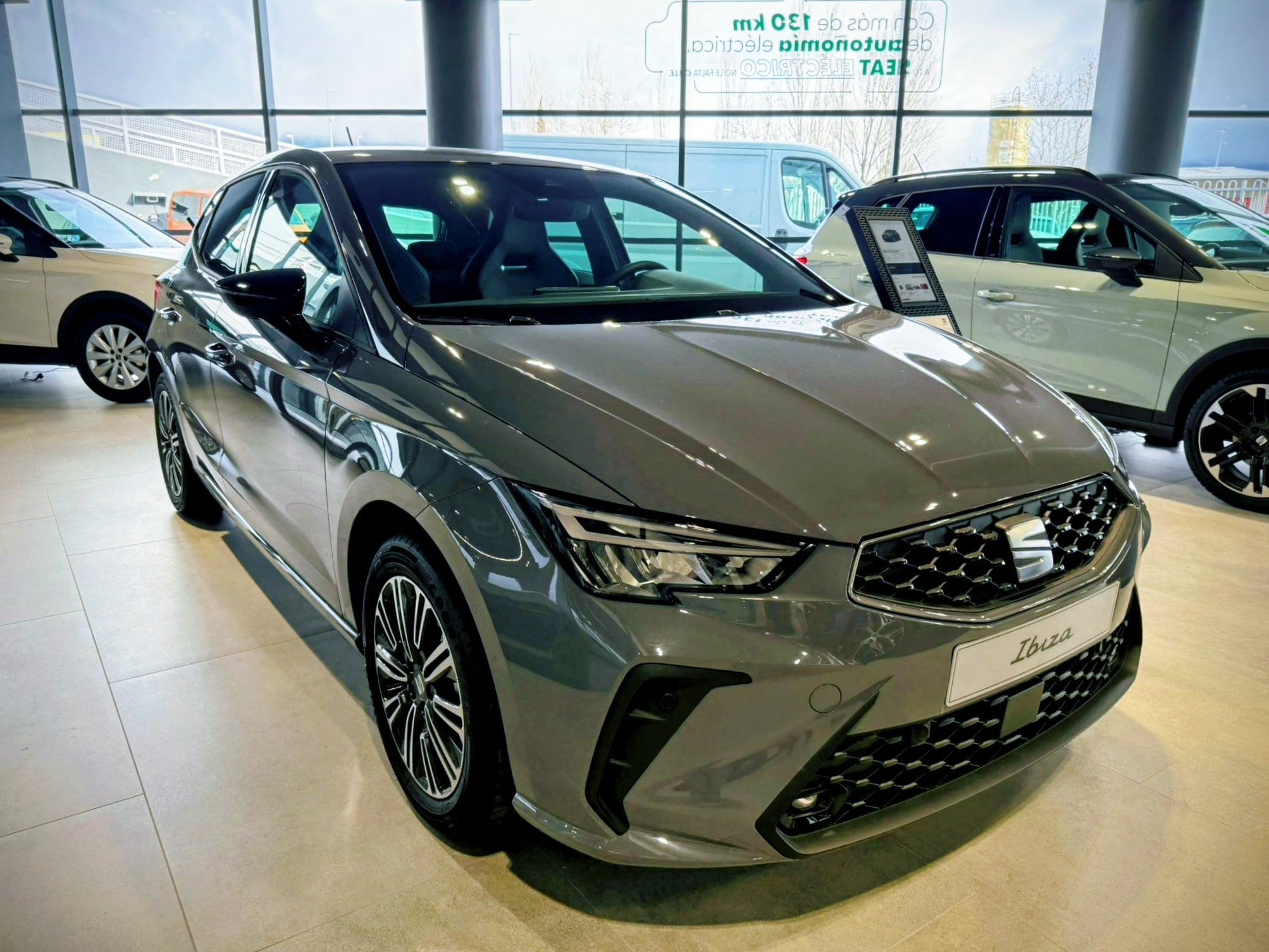 Vista completa de un SEAT Ibiza 2026 de color rojo, aparcado al aire libre