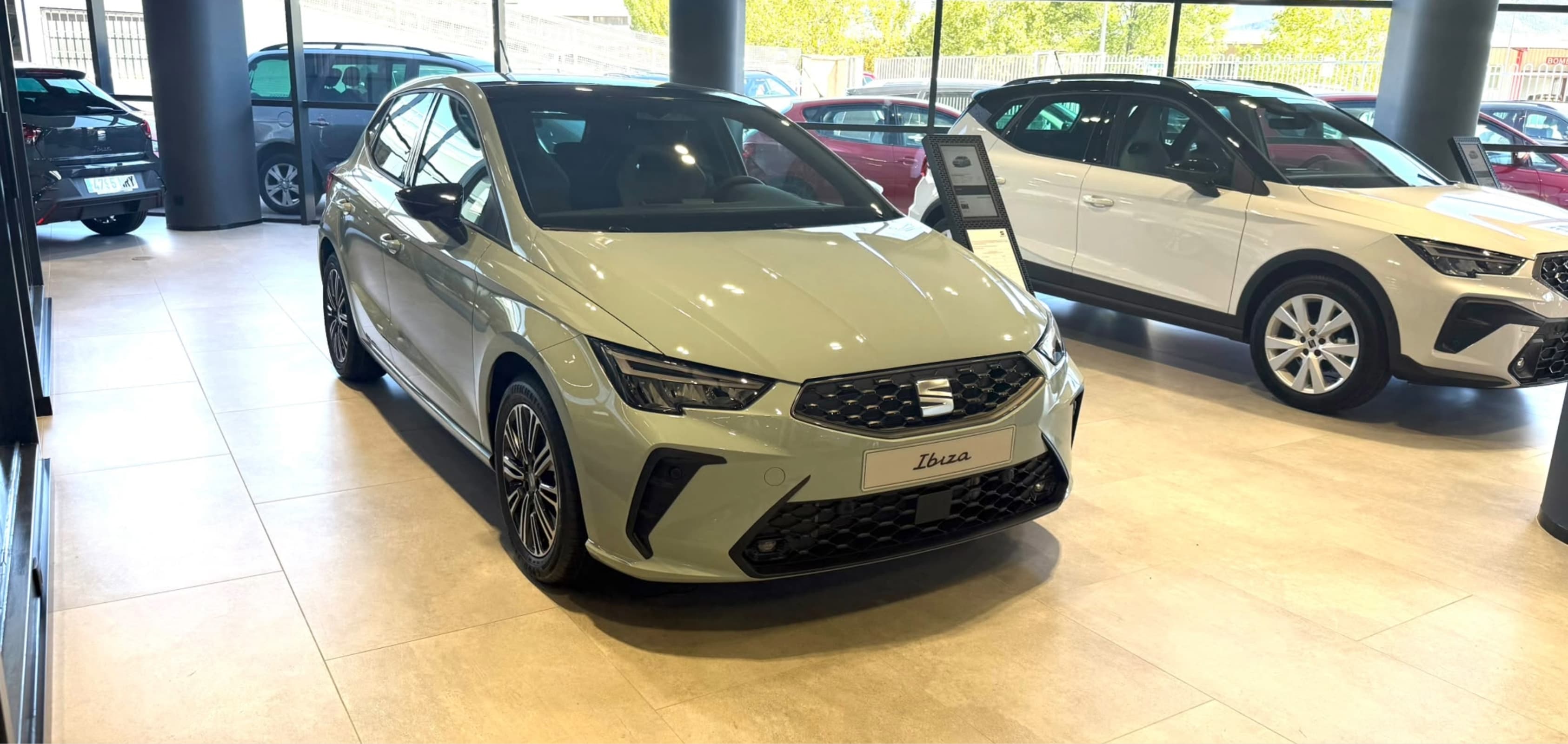 Vista completa de un SEAT Ibiza 2026 de color rojo, aparcado al aire libre