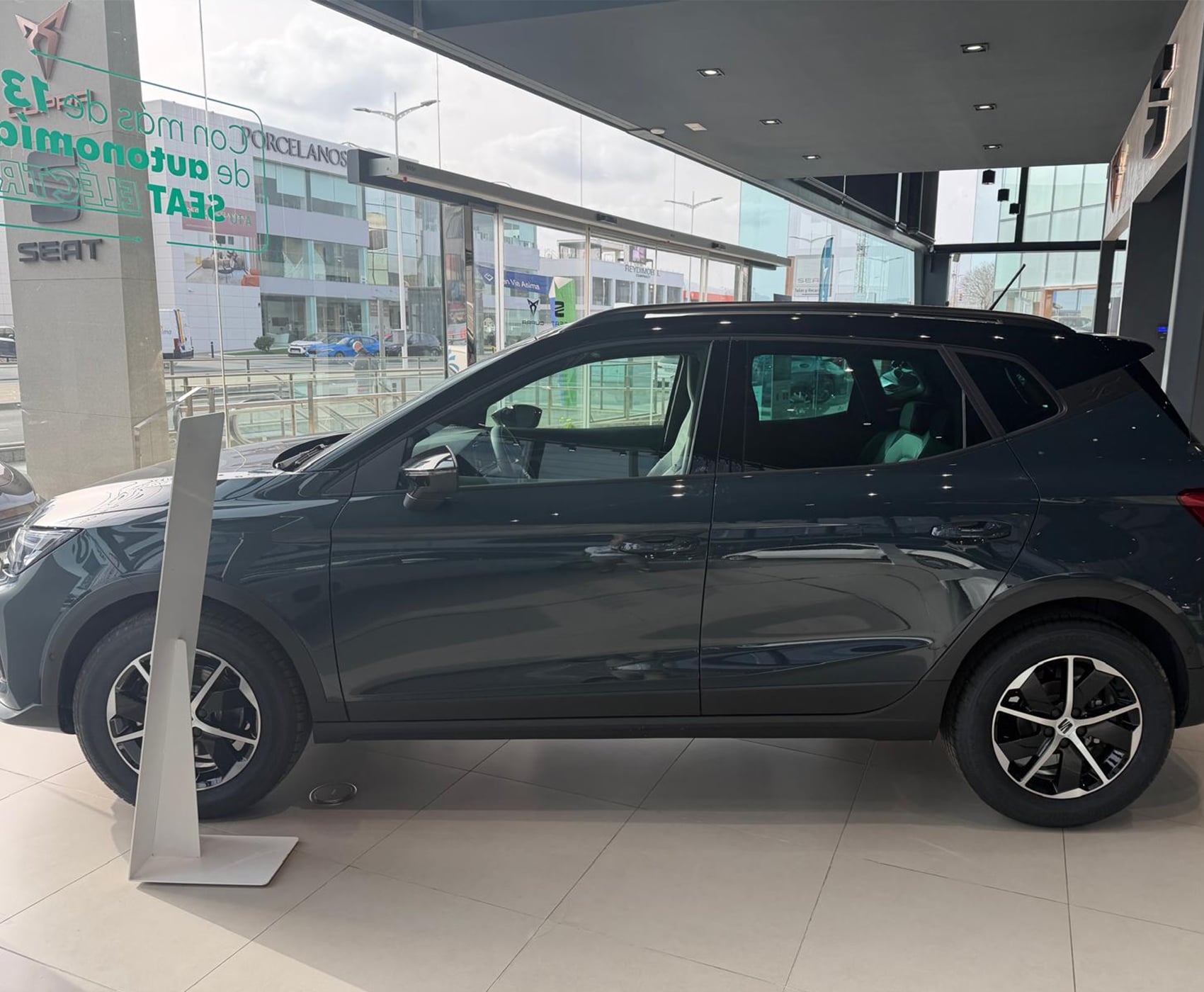 Vista completa de un SEAT Arona 2026 aparcado al aire libre.