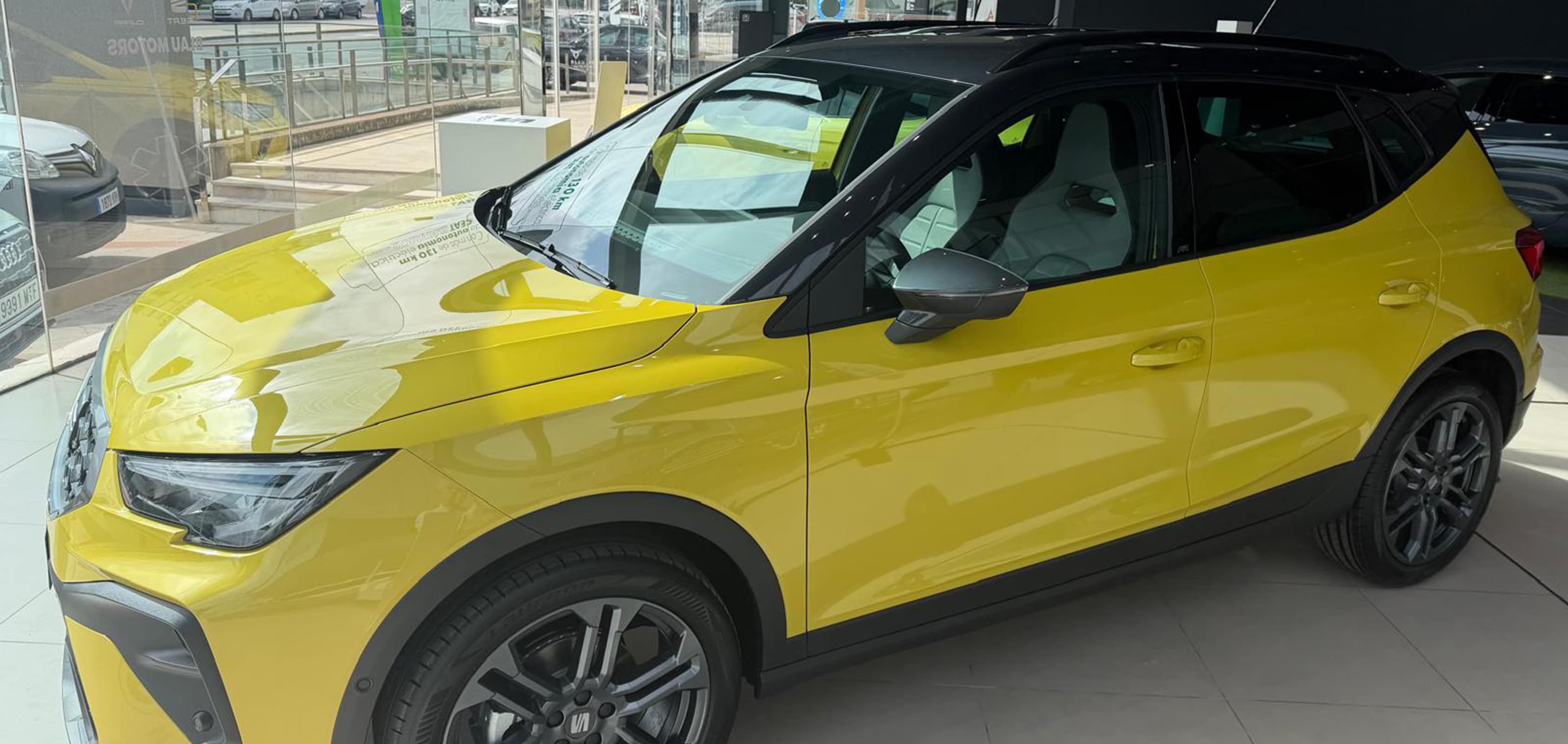 Vista completa de un SEAT Arona 2026 aparcado al aire libre.