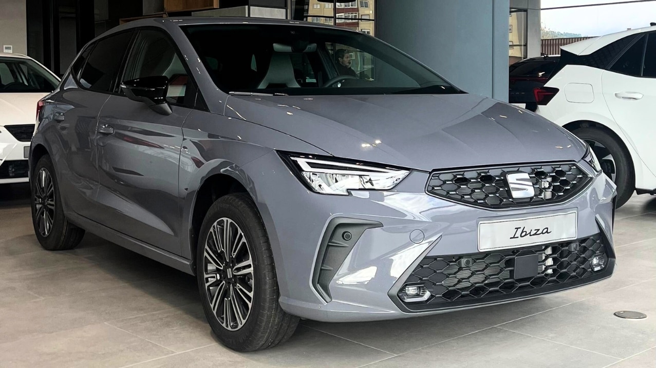 Vista completa de un SEAT Ibiza 2026 de color rojo, aparcado al aire libre