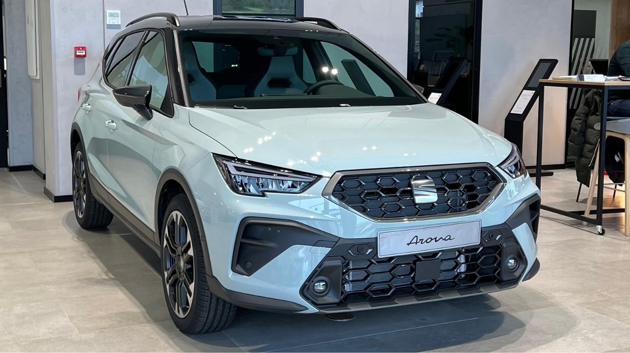 Vista completa de un SEAT Arona 2026 aparcado al aire libre.