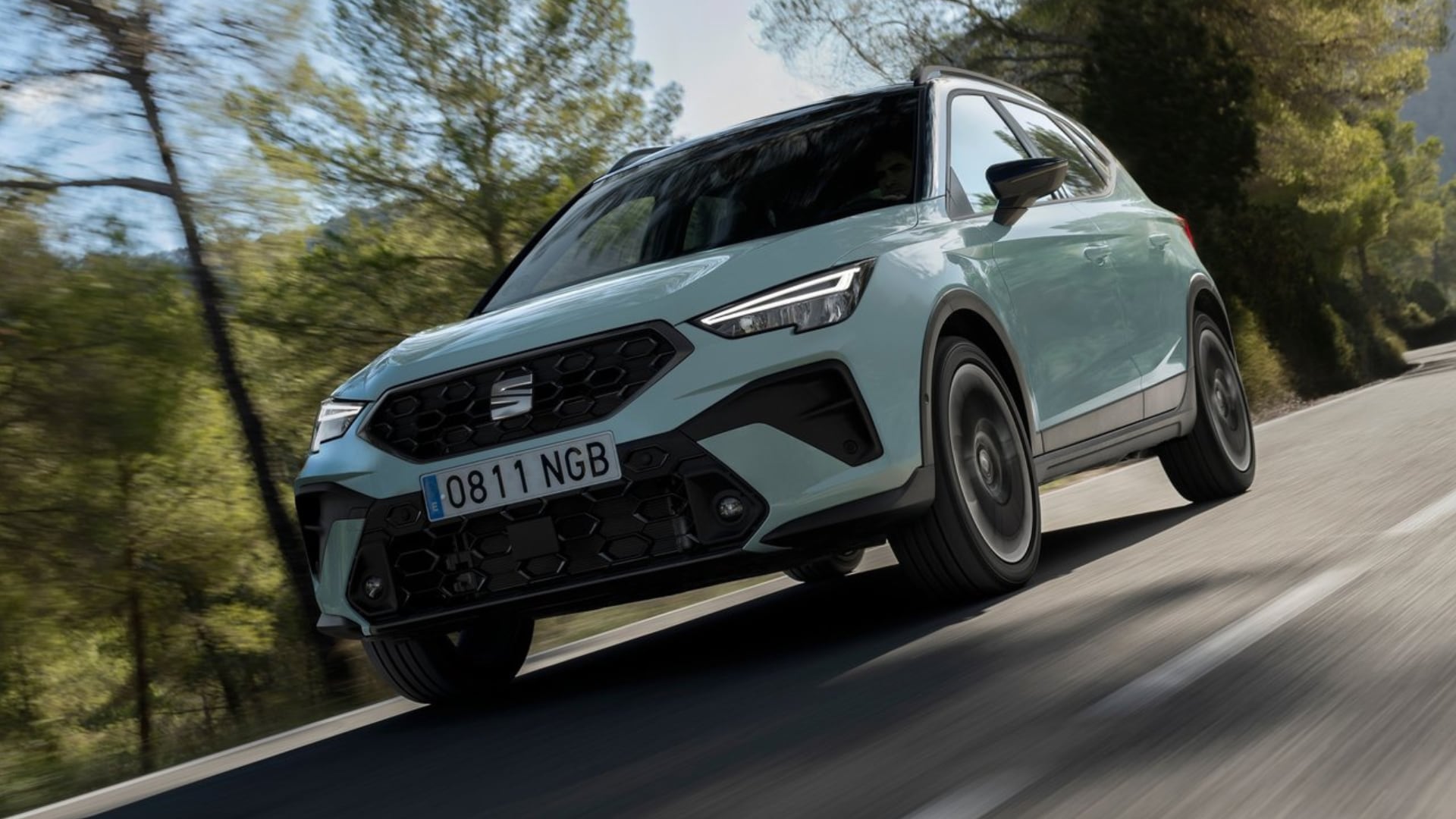 Vista completa de un SEAT Arona 2026 aparcado al aire libre.