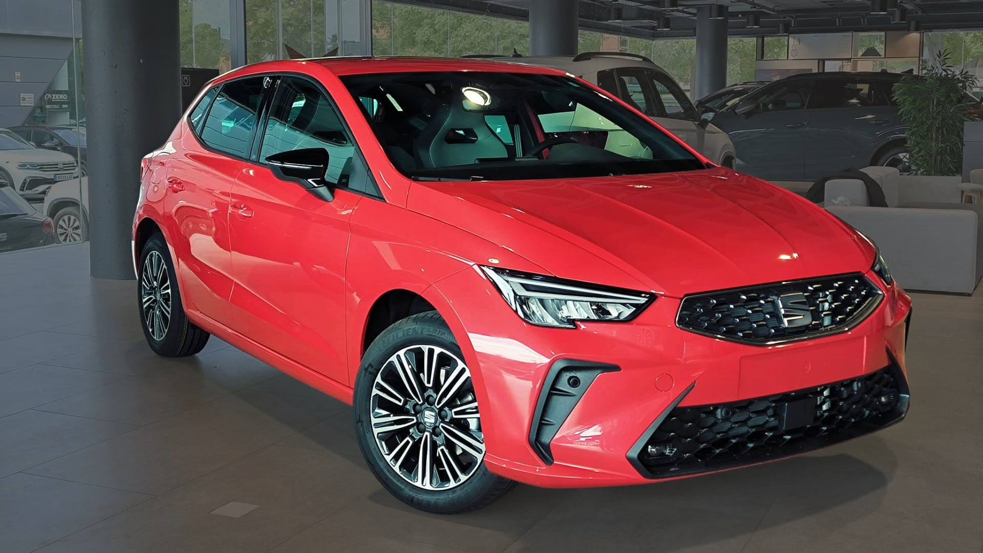 Vista completa de un SEAT Ibiza 2026 de color rojo, aparcado al aire libre