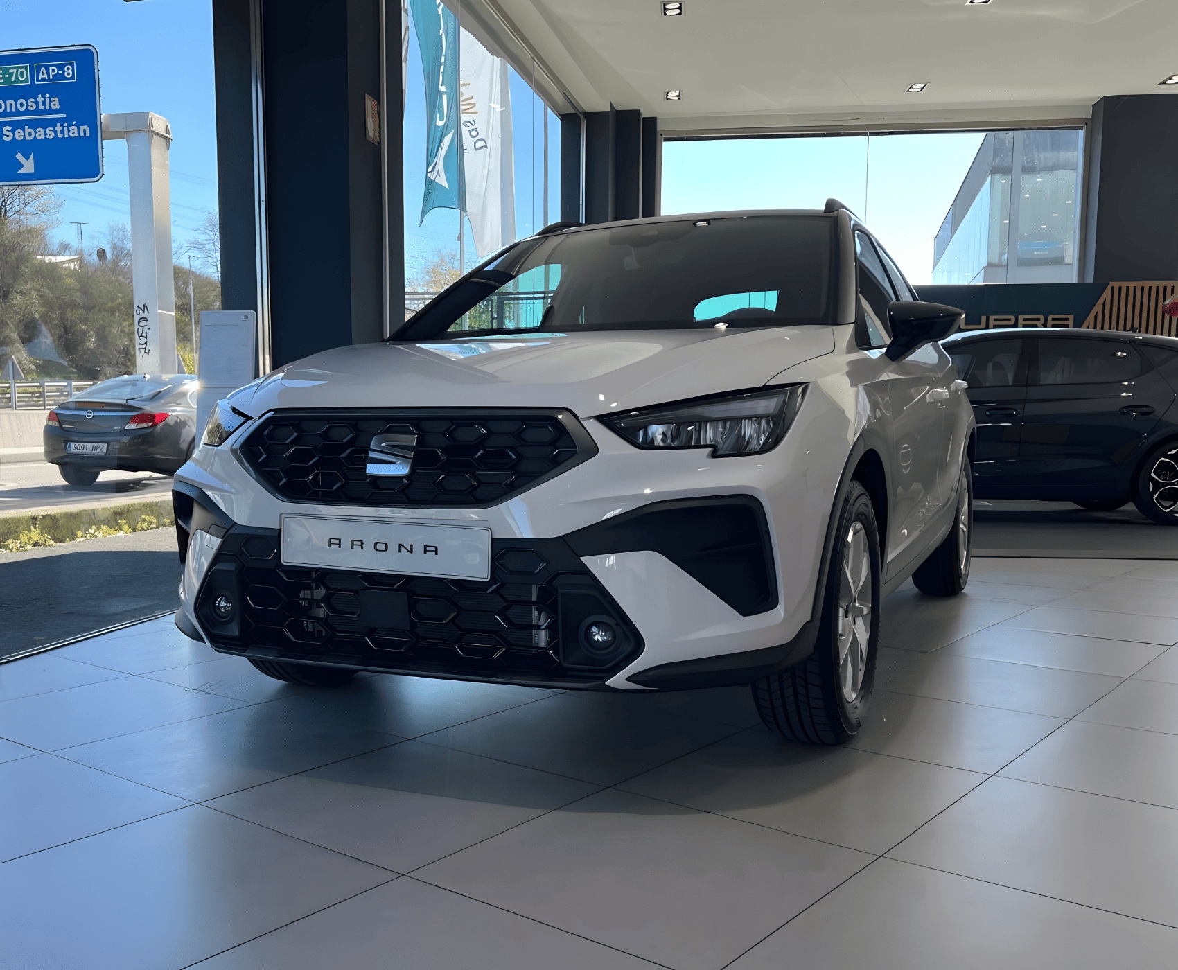 Vista completa de un SEAT Arona 2026 aparcado al aire libre.