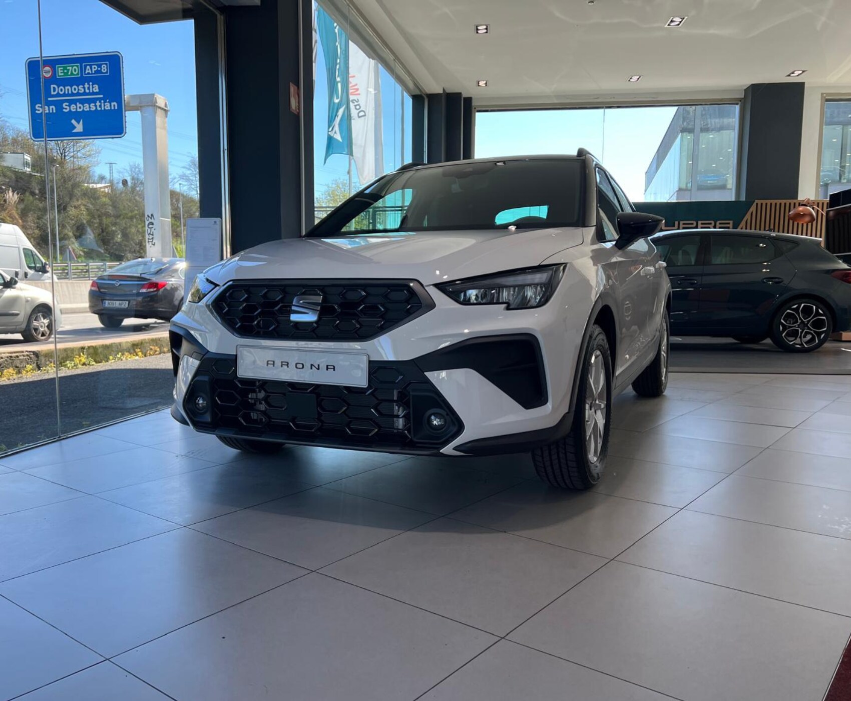 Vista completa de un SEAT Arona 2026 aparcado al aire libre.