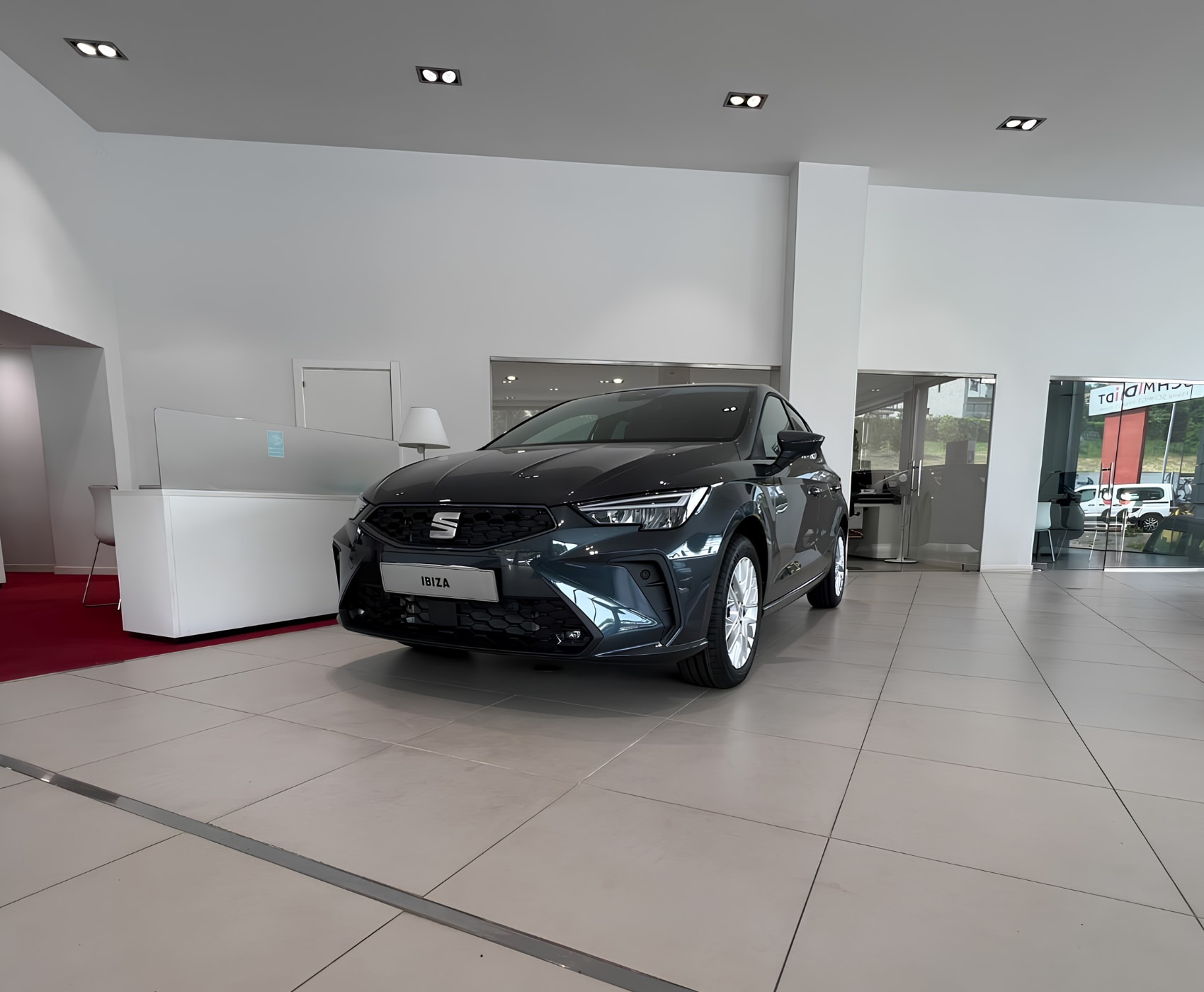 Vista completa de un SEAT Ibiza 2026 de color rojo, aparcado al aire libre