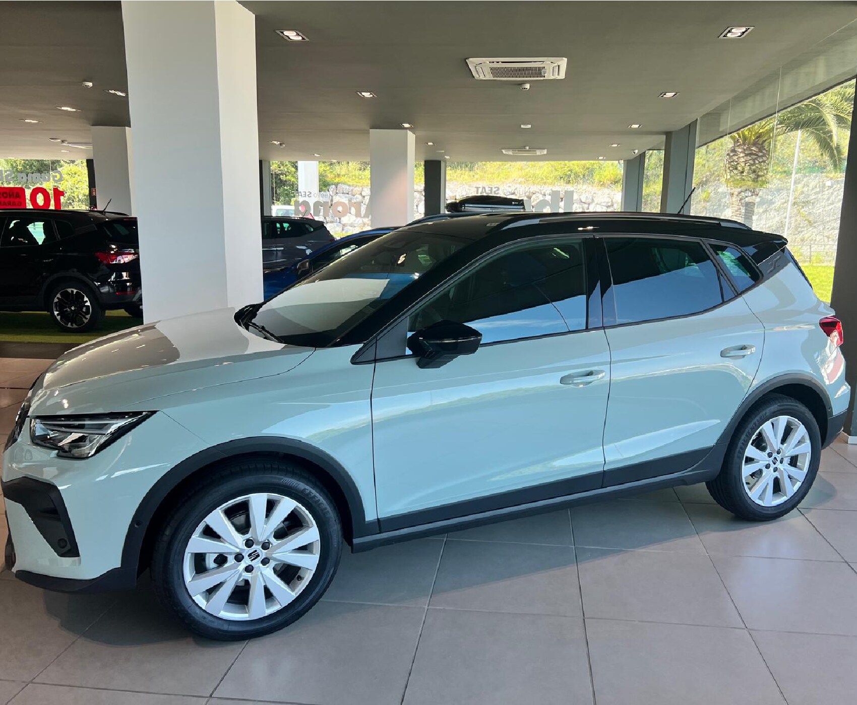 Vista completa de un SEAT Arona 2026 aparcado al aire libre.