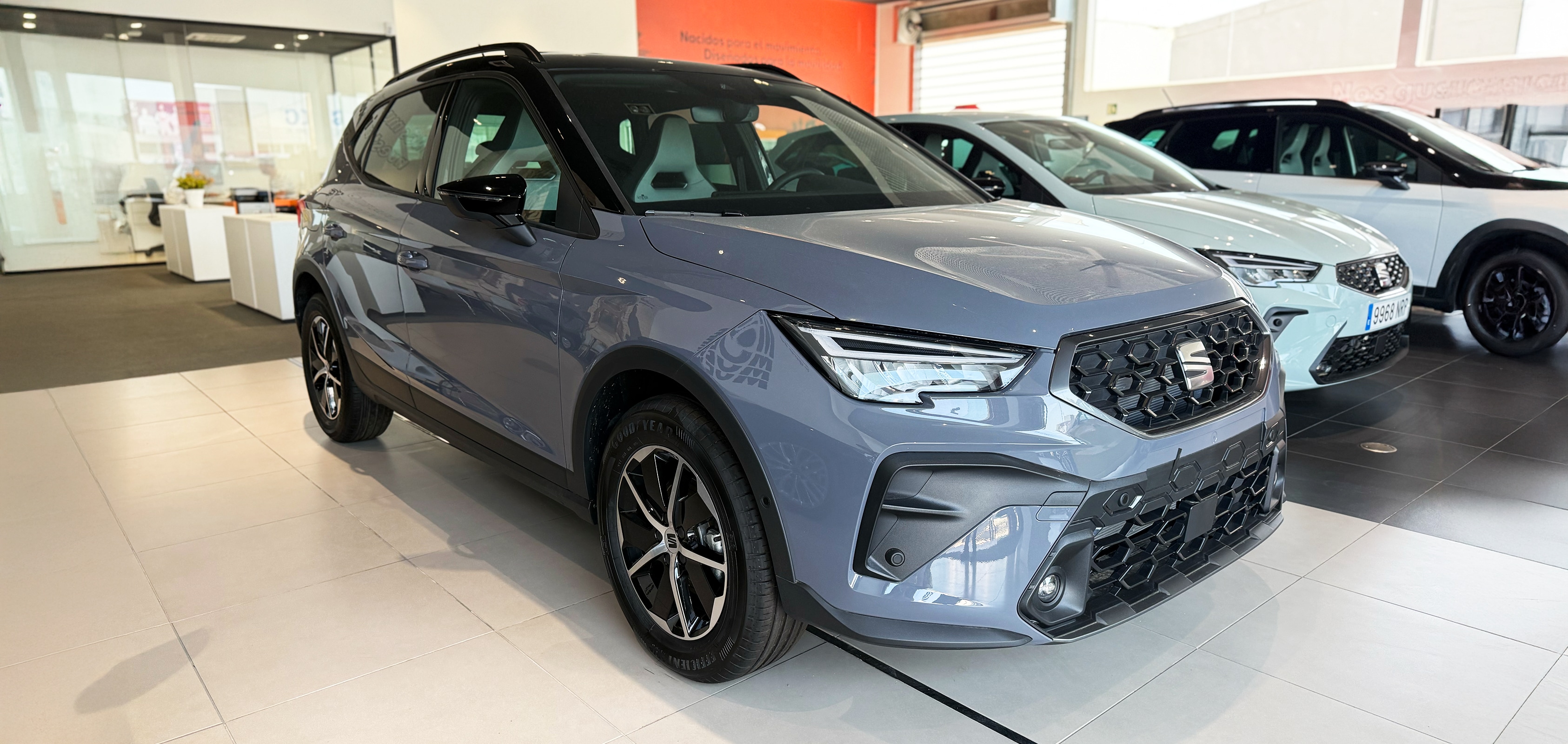 Vista completa de un SEAT Arona 2026 aparcado al aire libre.
