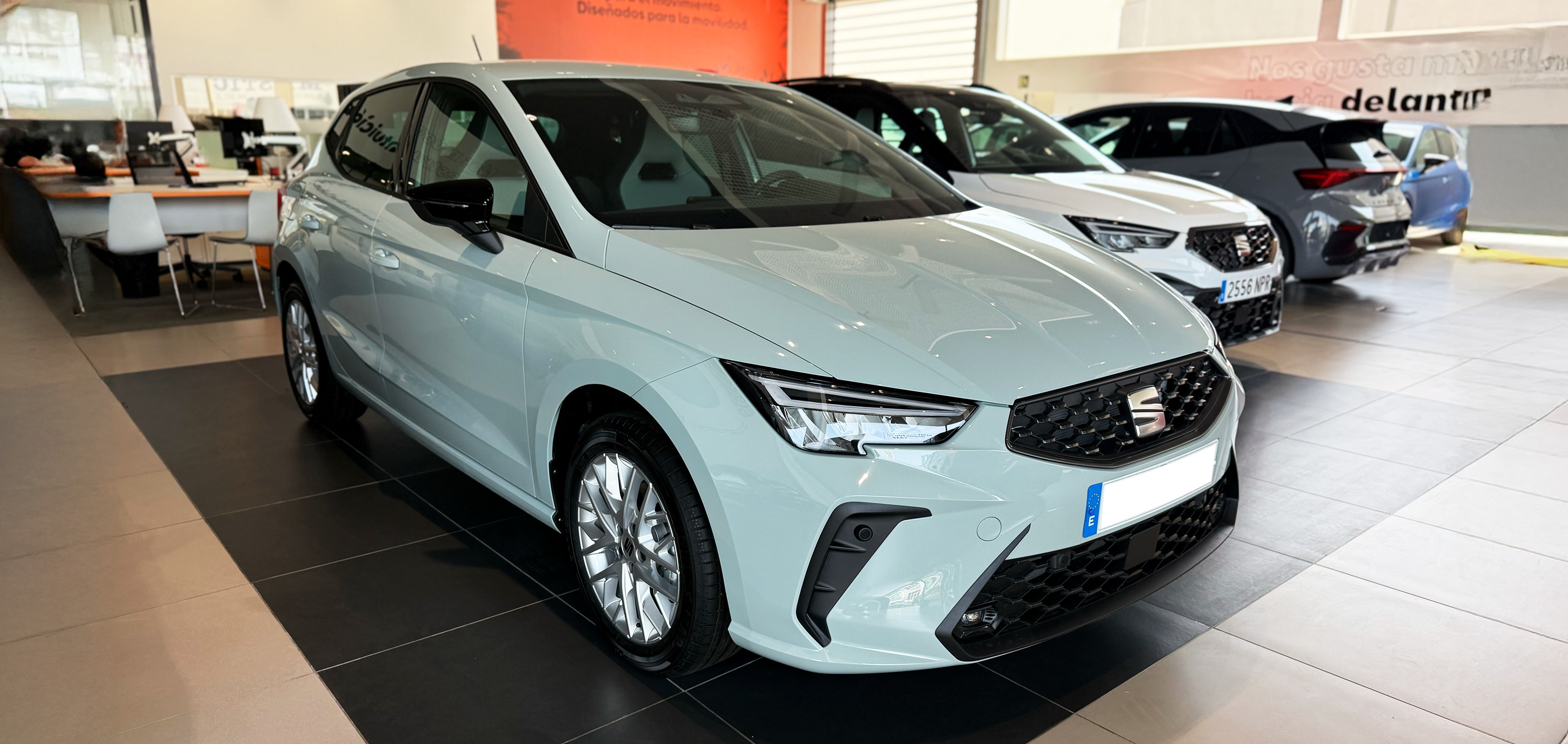 Vista completa de un SEAT Ibiza 2026 de color rojo, aparcado al aire libre