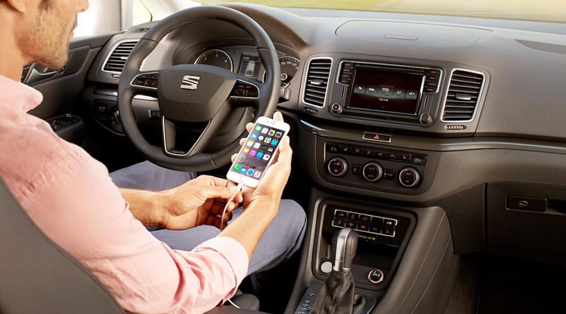 Evita un adelantamiento por el carril inadecuado