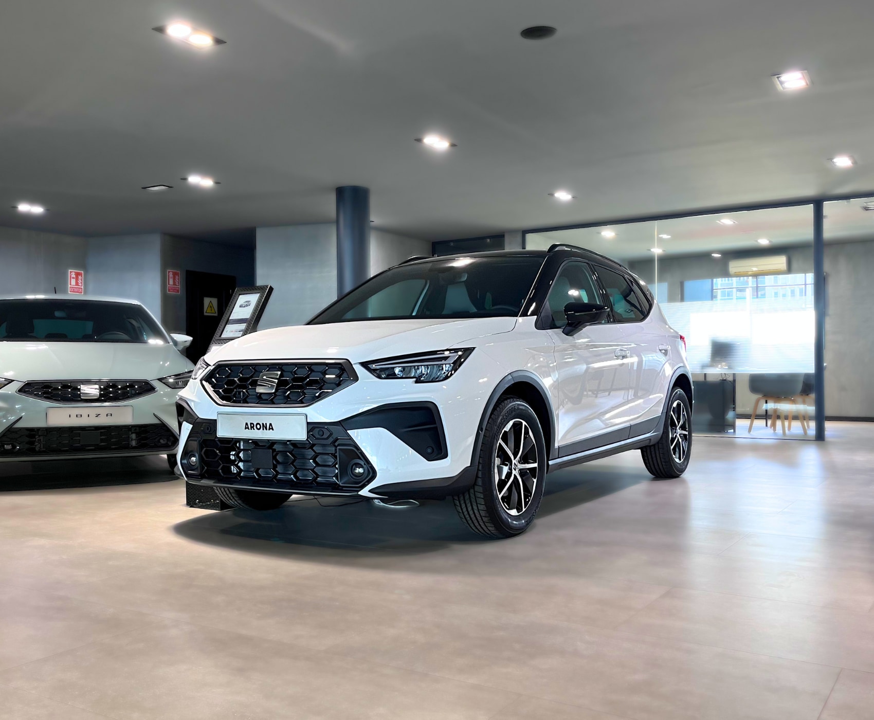 Vista completa de un SEAT Arona 2026 aparcado al aire libre.