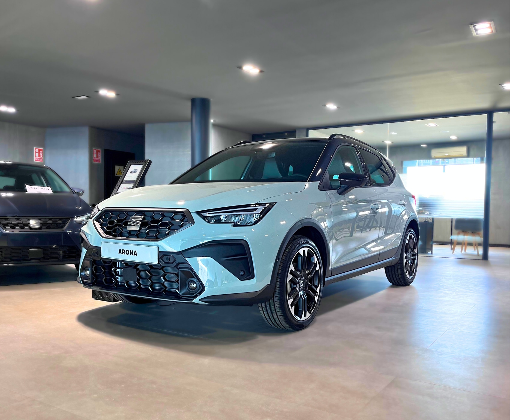 Vista completa de un SEAT Arona 2026 aparcado al aire libre.