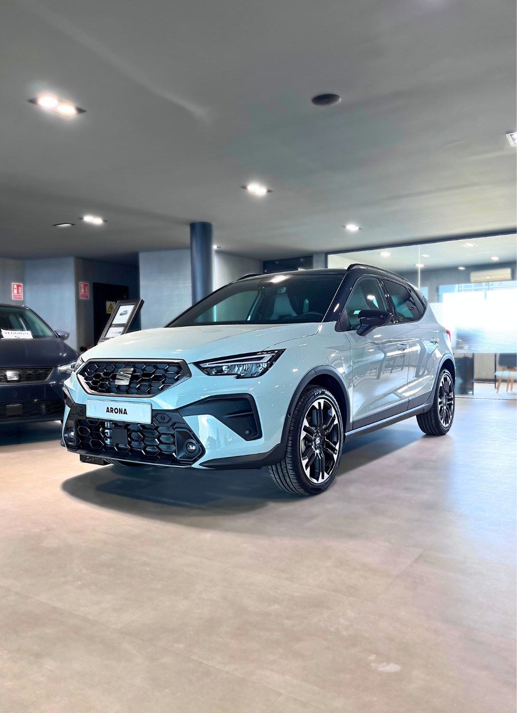 Vista completa de un SEAT Arona 2026 aparcado al aire libre.