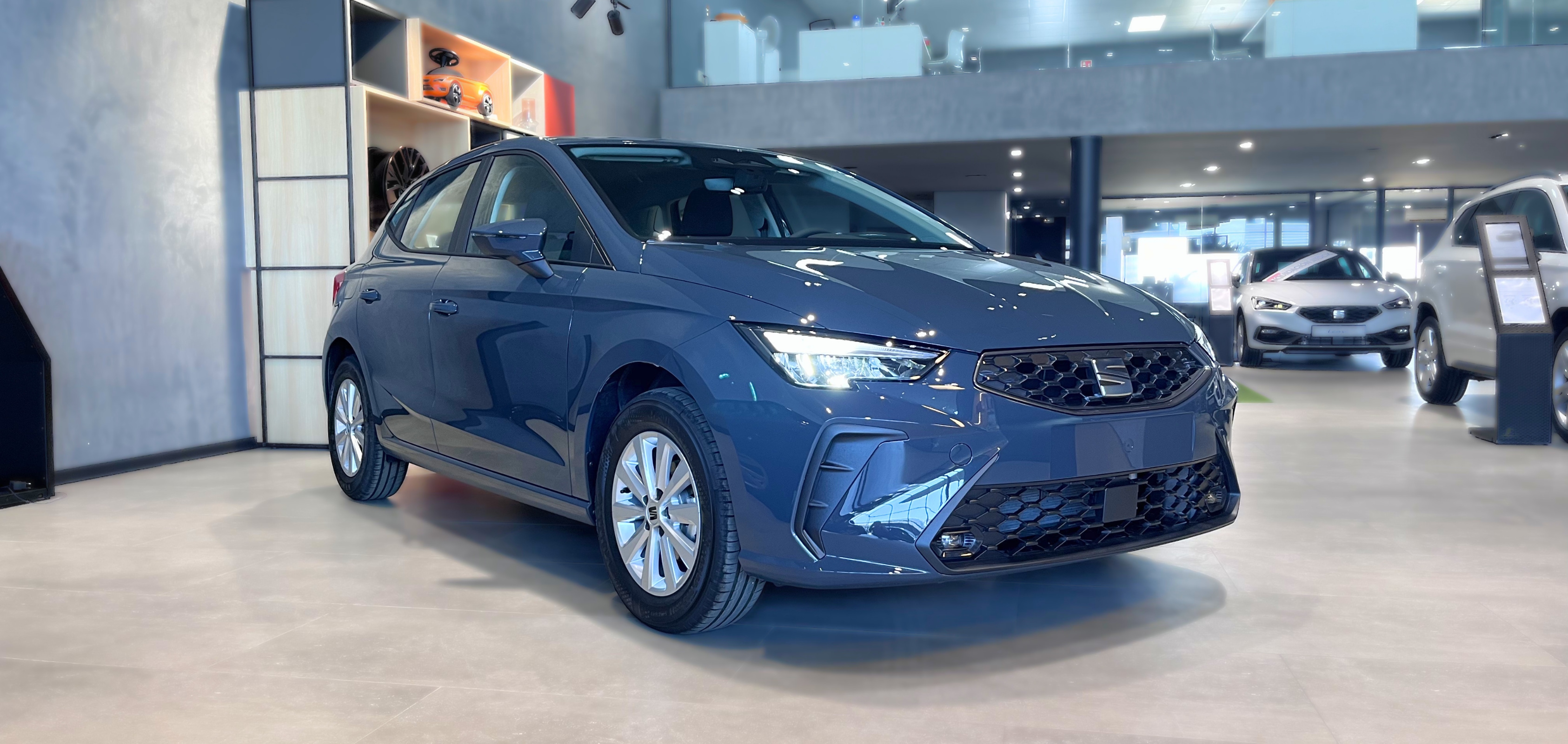 Vista completa de un SEAT Ibiza 2026 de color rojo, aparcado al aire libre