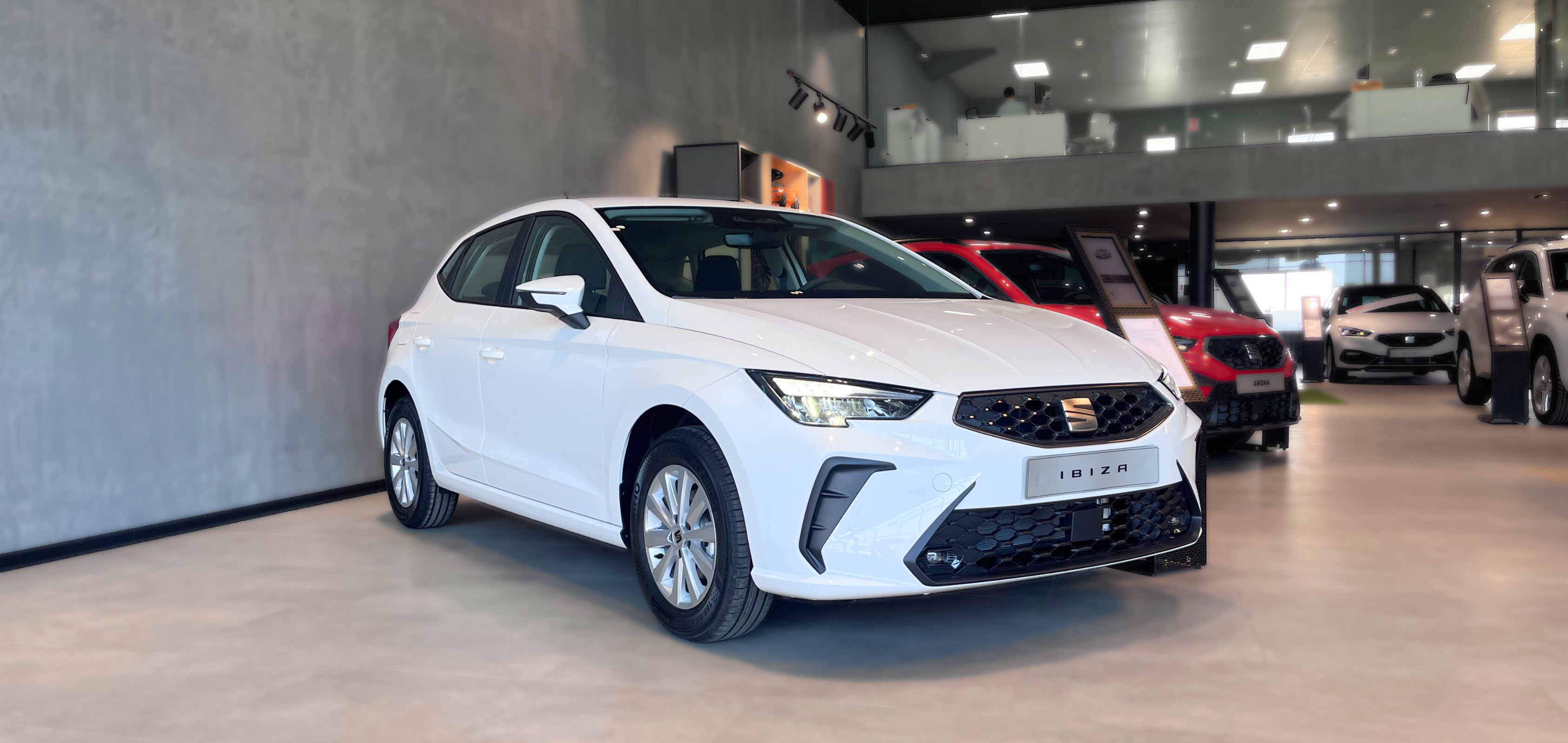 Vista completa de un SEAT Ibiza 2026 de color rojo, aparcado al aire libre