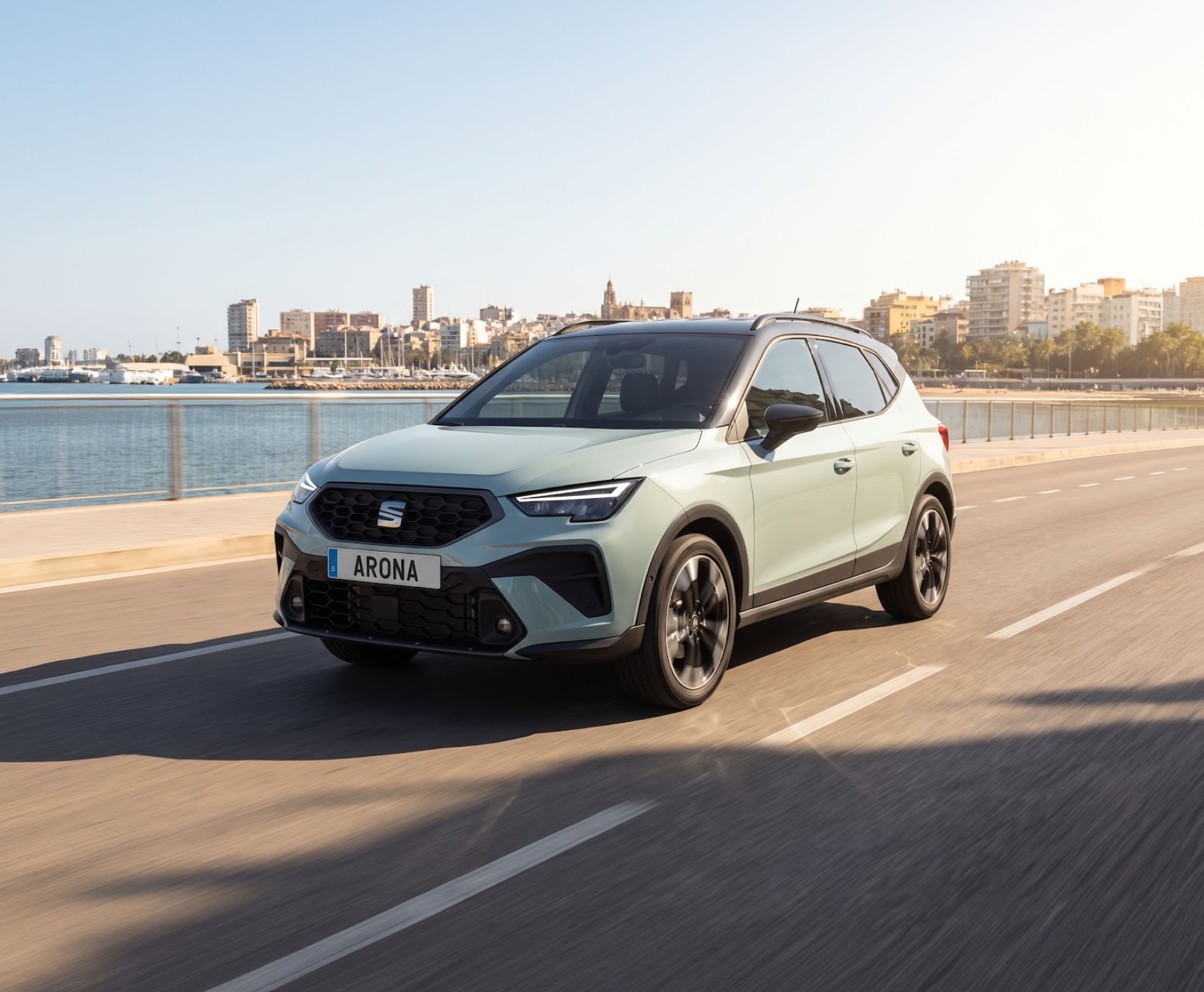 Vista completa de un SEAT Arona 2026 aparcado al aire libre.