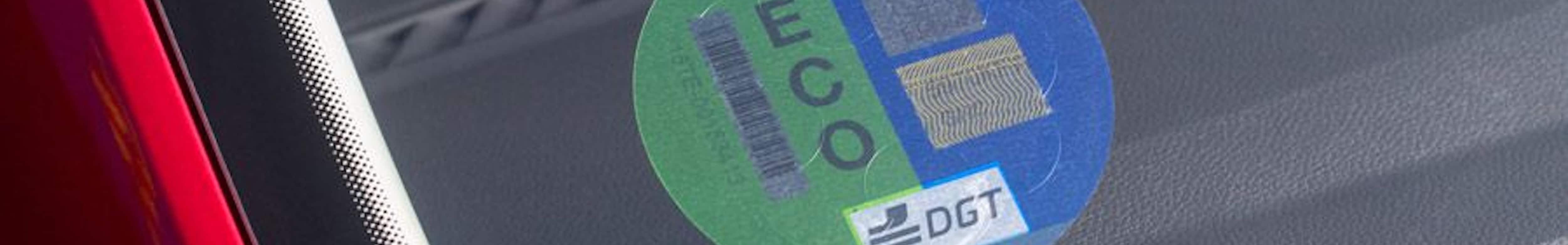 Lo que va a cambiar con las nuevas pegatinas de la DGT