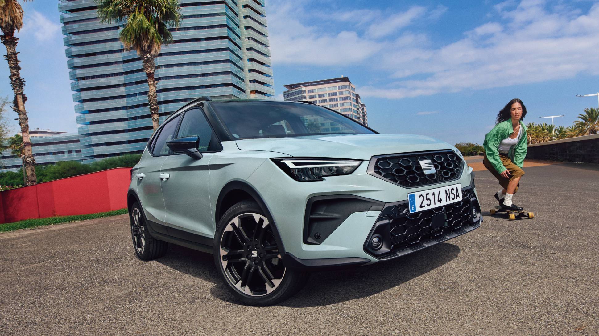 Vista completa de un SEAT Arona 2026 aparcado al aire libre.