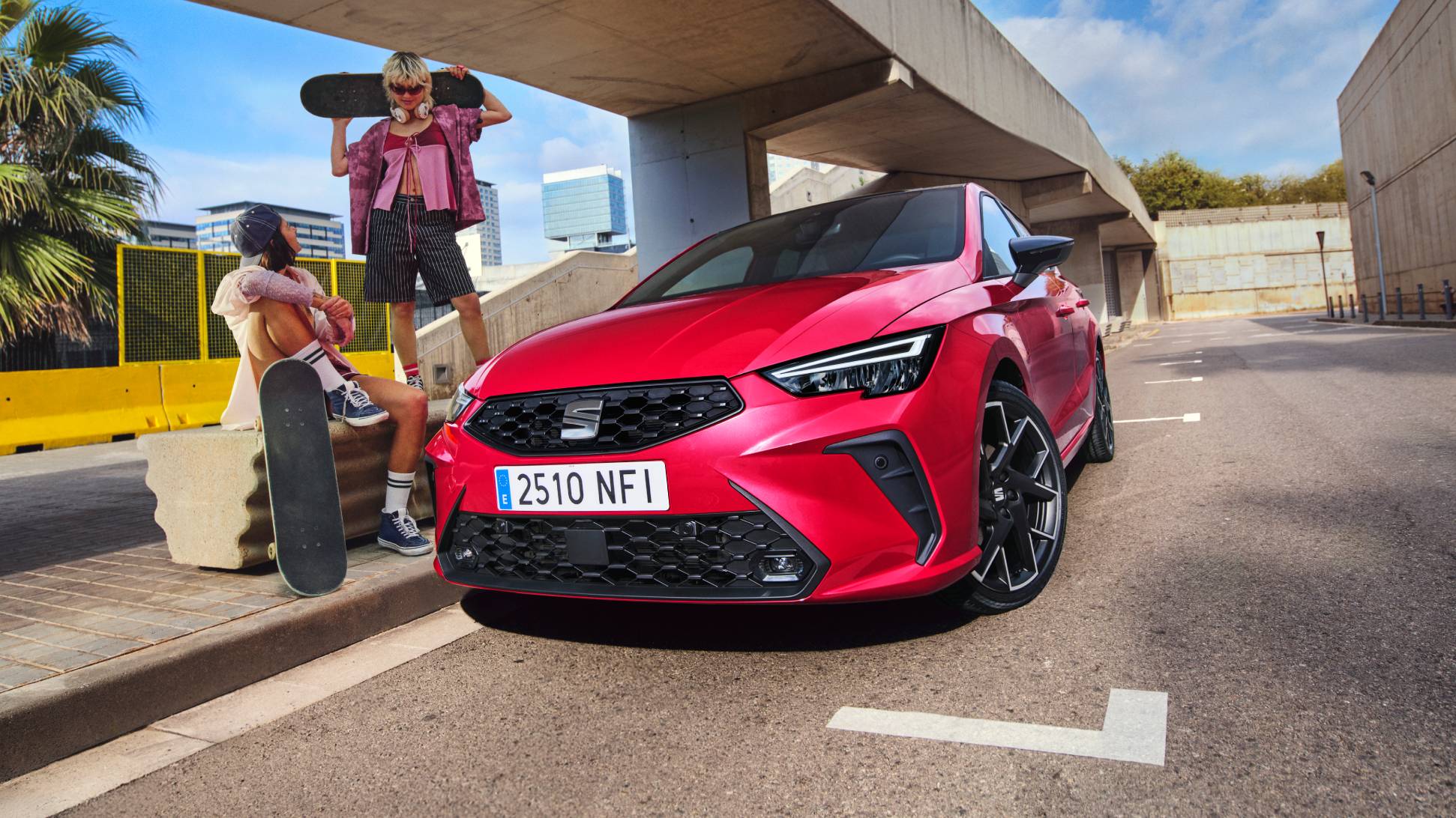 Vista completa de un SEAT Ibiza 2026 de color rojo, aparcado al aire libre