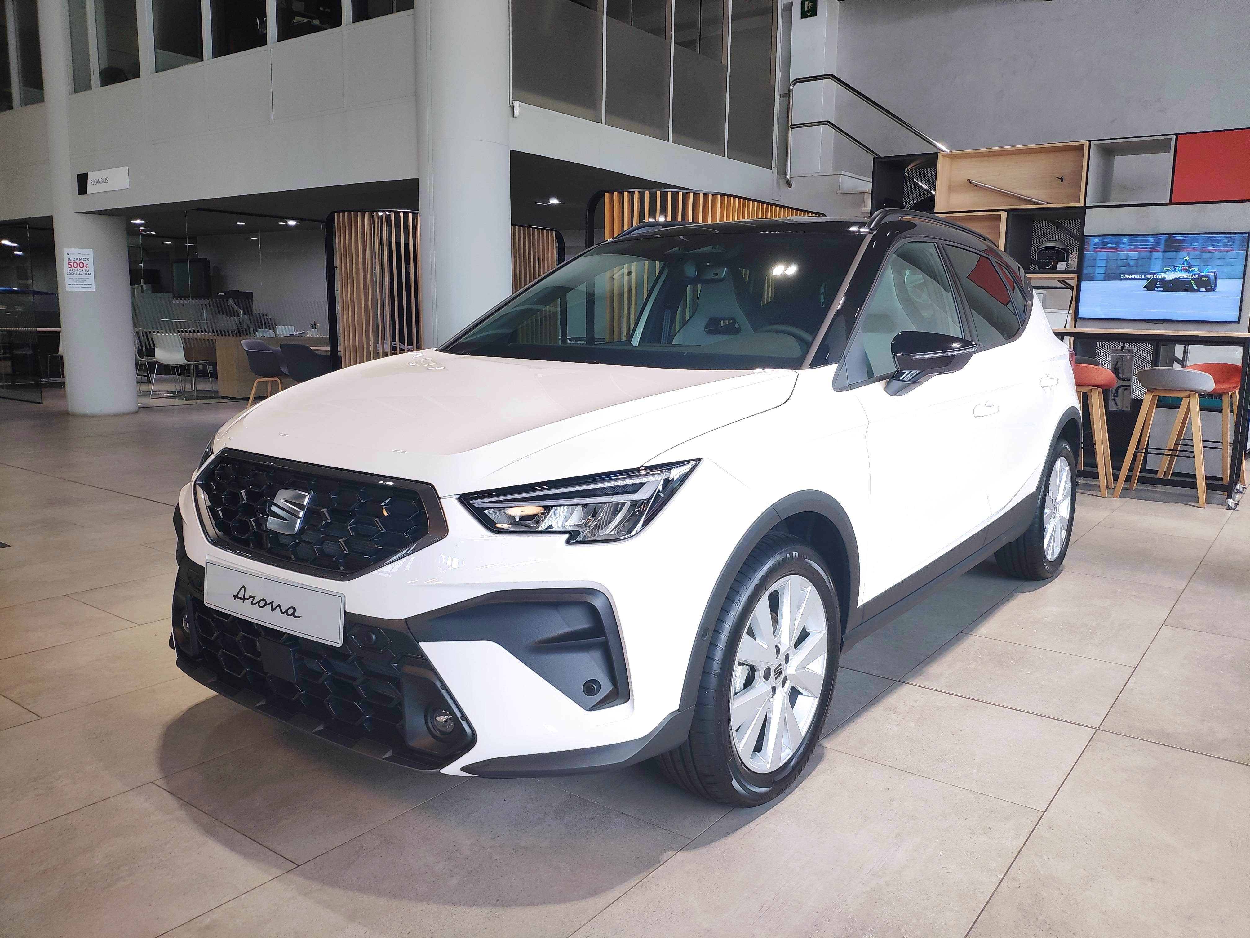 Vista completa de un SEAT Arona 2026 aparcado al aire libre.