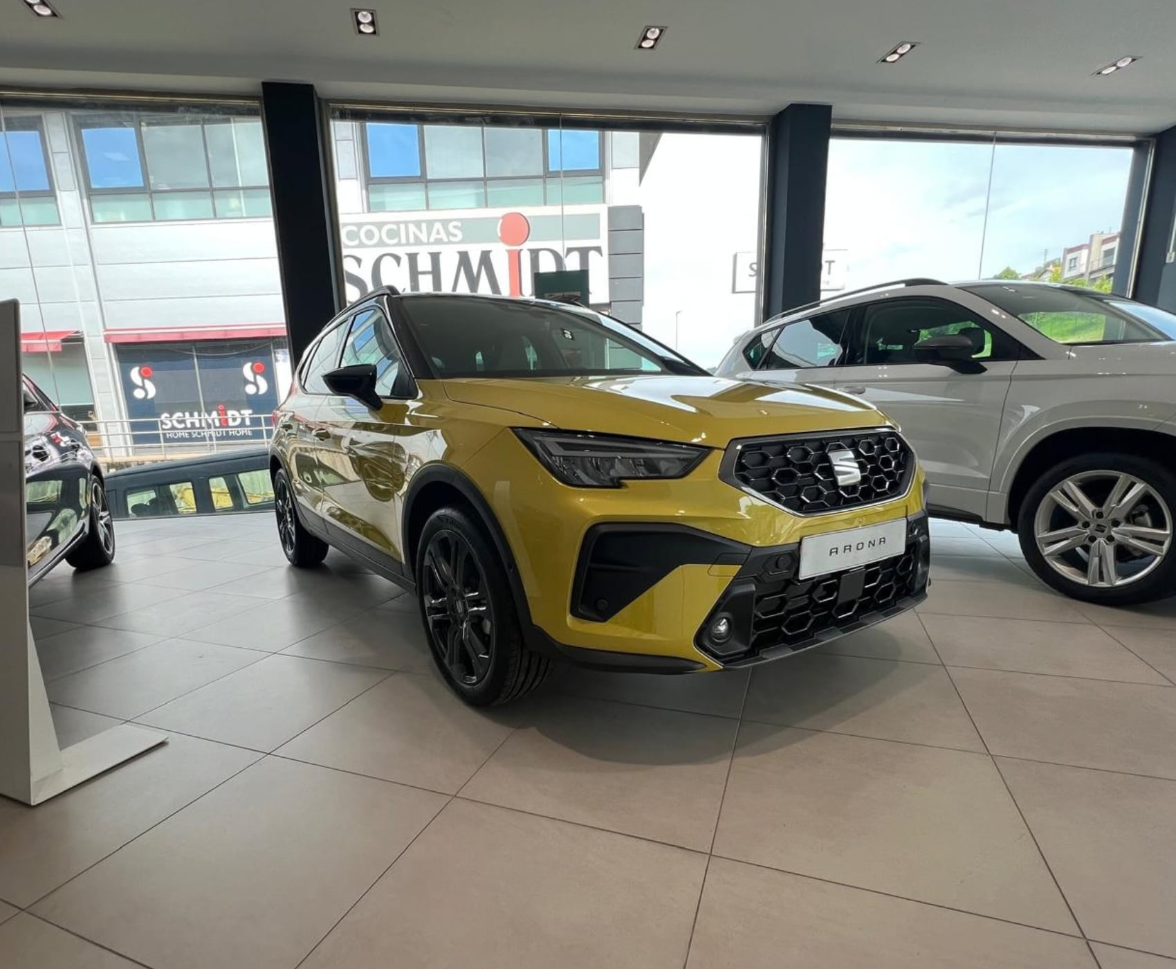 Vista completa de un SEAT Arona 2026 aparcado al aire libre.