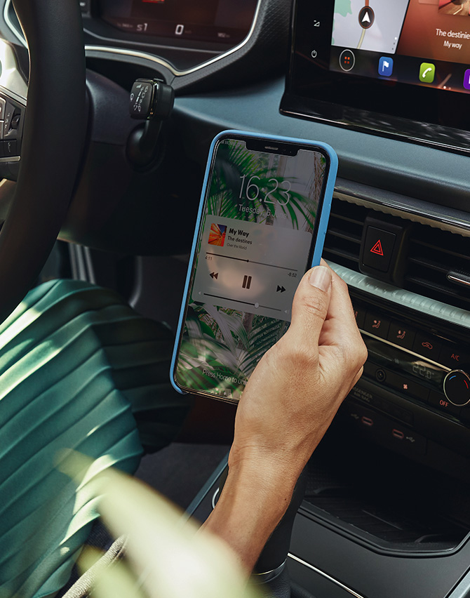 smart-phone-reproduciendo-música-en-coche-seat