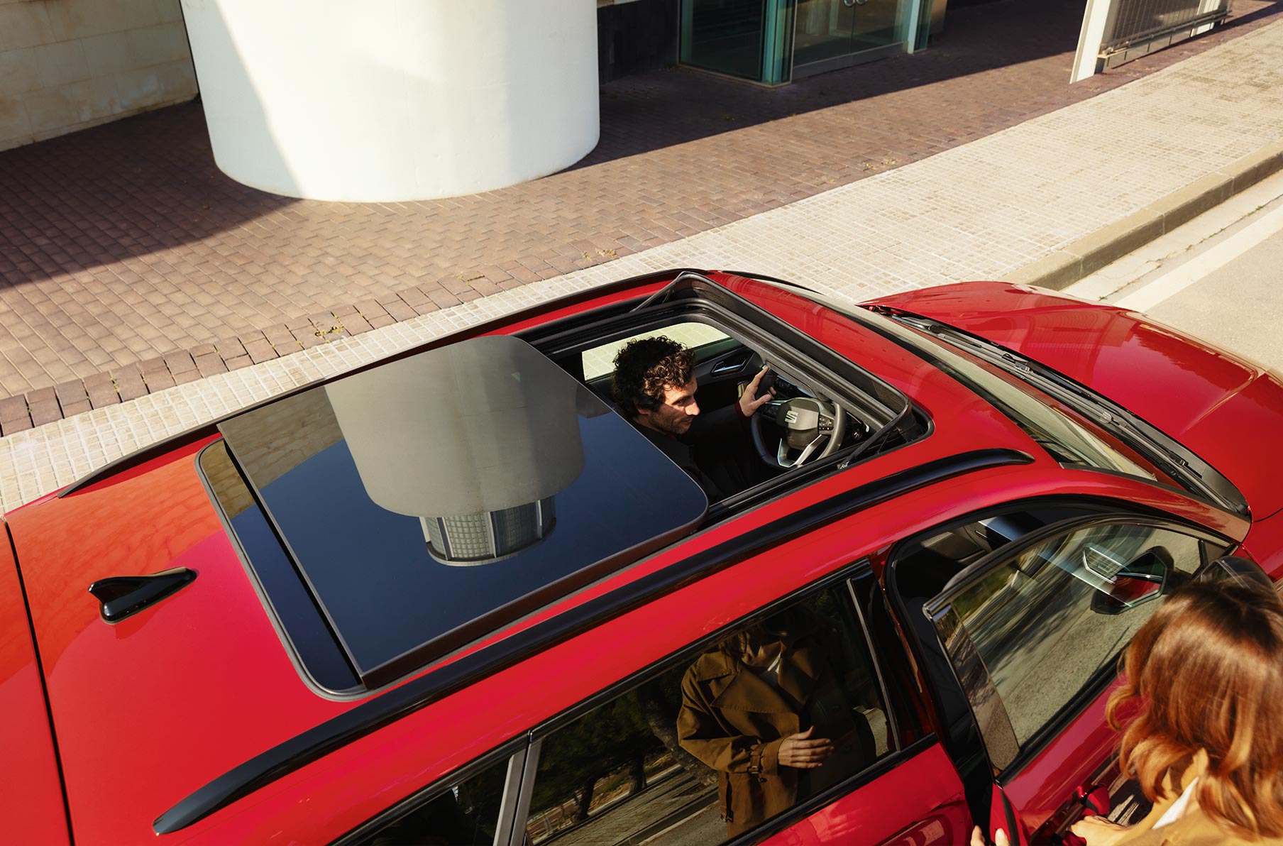 SEAT León Sportstourer color rojo Pure con techo solar panorámico