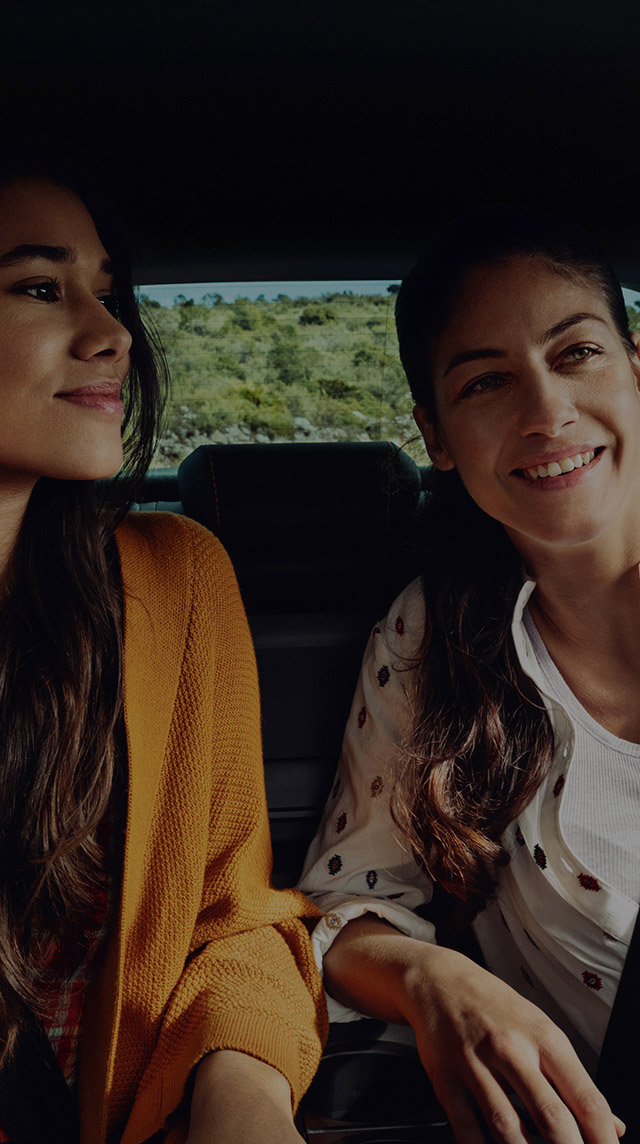Dos mujeres sentadas en el asiento trasero del SEAT Tarraco