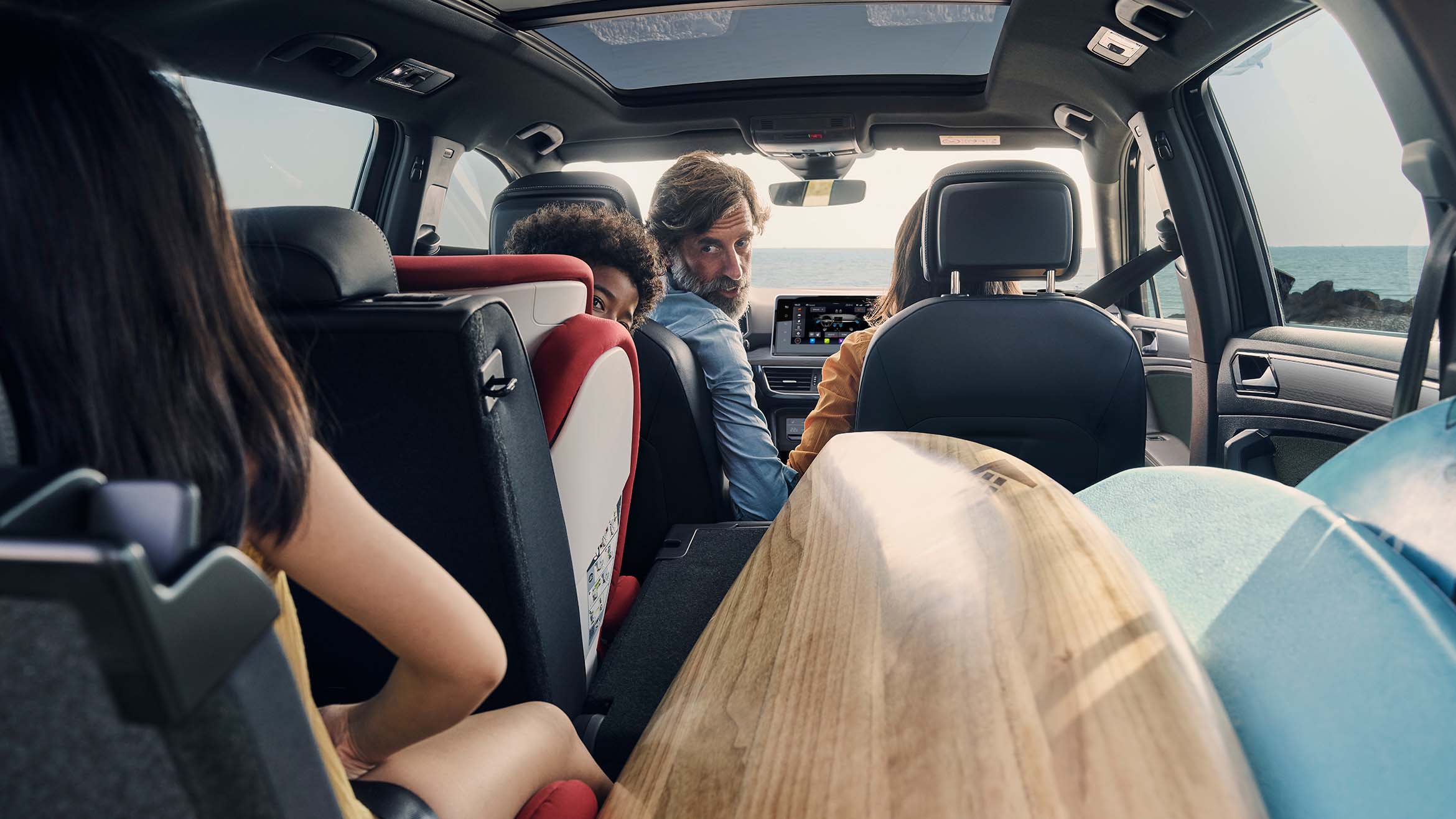 El nuevo SEAT Tarraco XPERIENCE con una familia dentro del coche