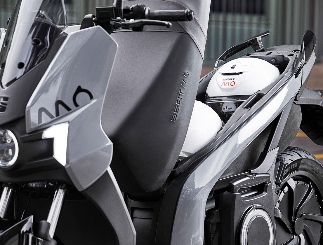 nueva-SEAT-mo-50-moto-eléctrica-espacio-de-almacenaje-para-dos-cascos