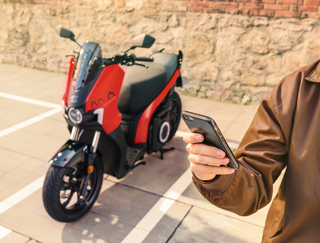 persona conectando su scooter SEAT MÓ 125 eléctrico con la app para smartphone